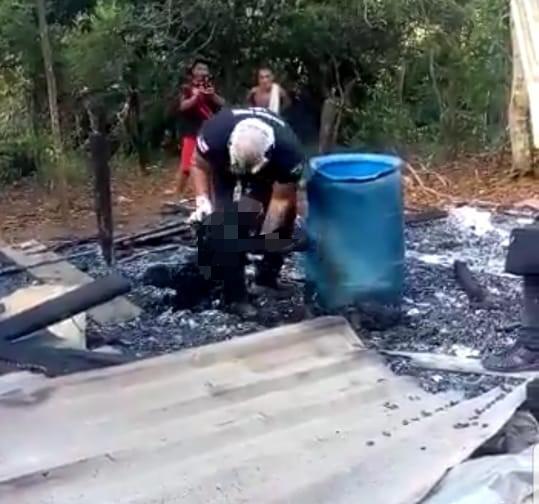 Casal de idosos morrem abraçados dentro da própria casa após incêndio na zona rural de Manaus Casal de idosos morrem abraçados dentro da própria casa após incêndio na zona rural de Manaus