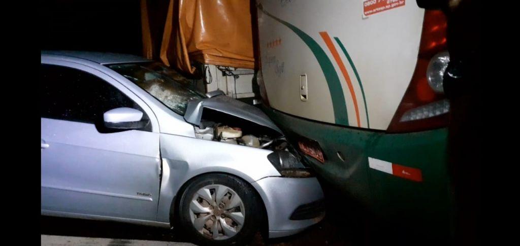 Ônibus, carreta e carro se envolvem em grave acidente ao baterem de frente no Mato Grosso Ônibus, carreta e carro se envolvem em grave acidente ao baterem de frente no Mato Grosso