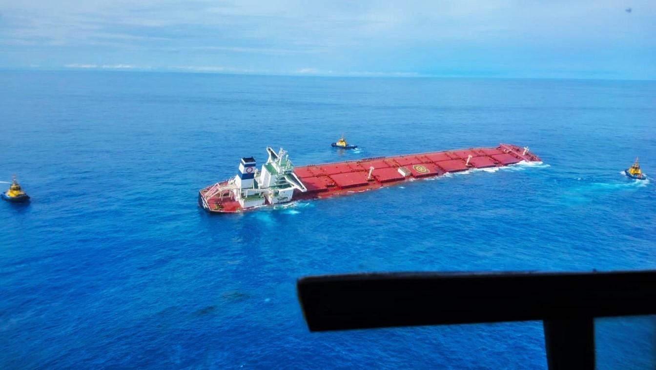 Ibama encontra 333 litros de óleo próximo a navio encalhado no Maranhão Ibama encontra 333 litros de óleo próximo a navio encalhado no Maranhão