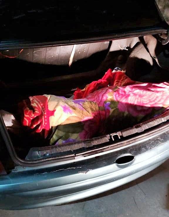Três são detidos ao serem flagrados transportando corpo em porta-malas no Amazonas; veja o vídeo Três são detidos ao serem flagrados transportando corpo em porta-malas no Amazonas; veja o vídeo