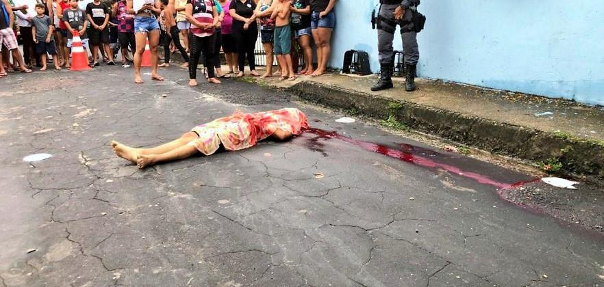 Adolescente de 16 anos é morto a tiros momentos após receber telefonema e sair de casa em Manaus Adolescente de 16 anos é morto a tiros momentos após receber telefonema e sair de casa em Manaus