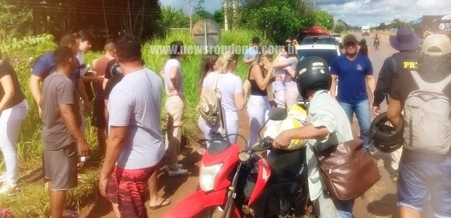 Quatro estudantes escapam da morte após carro cair em córrego na BR-364 Quatro estudantes escapam da morte após carro cair em córrego na BR-364