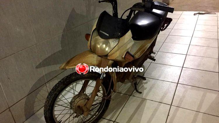 PM recebe denúncia e prende suspeito de vender droga em motocicleta PM recebe denúncia e prende suspeito de vender droga em motocicleta