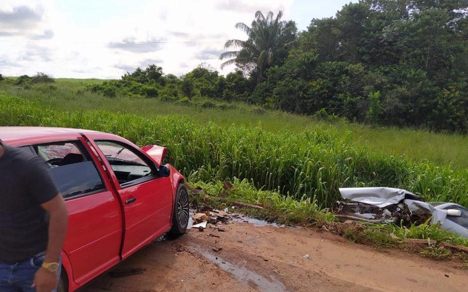Acidente entre dois carros e uma carreta mata bebê e deixa três feridos no MT