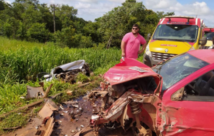 Acidente entre dois carros e uma carreta mata bebê e deixa três feridos no MT