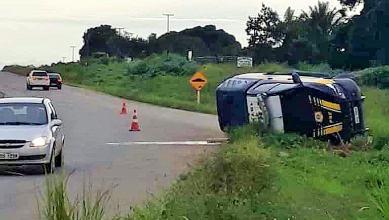 Viatura da PRF capota no Anel Viário de Ji-Paraná