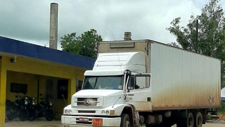 PRF flagra caminhão transportando resíduos perigosos com licença vencida PRF flagra caminhão transportando resíduos perigosos com licença vencida