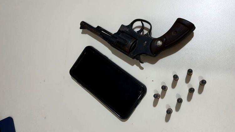 Polícia Civil cumpre mandados de busca e apreensão na Câmara e prende vereador em Castanheiras Polícia Civil cumpre mandados de busca e apreensão na Câmara e prende vereador em Castanheiras