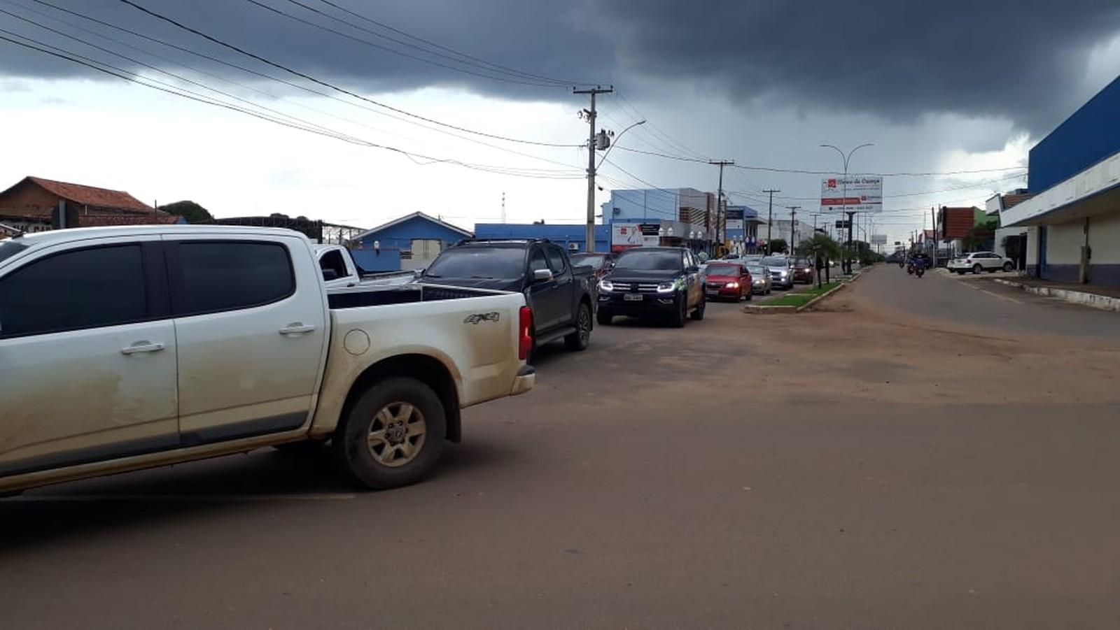Motoristas fazem carreata para pedir abertura do comércio em Rondônia Motoristas fazem carreata para pedir abertura do comércio em Rondônia