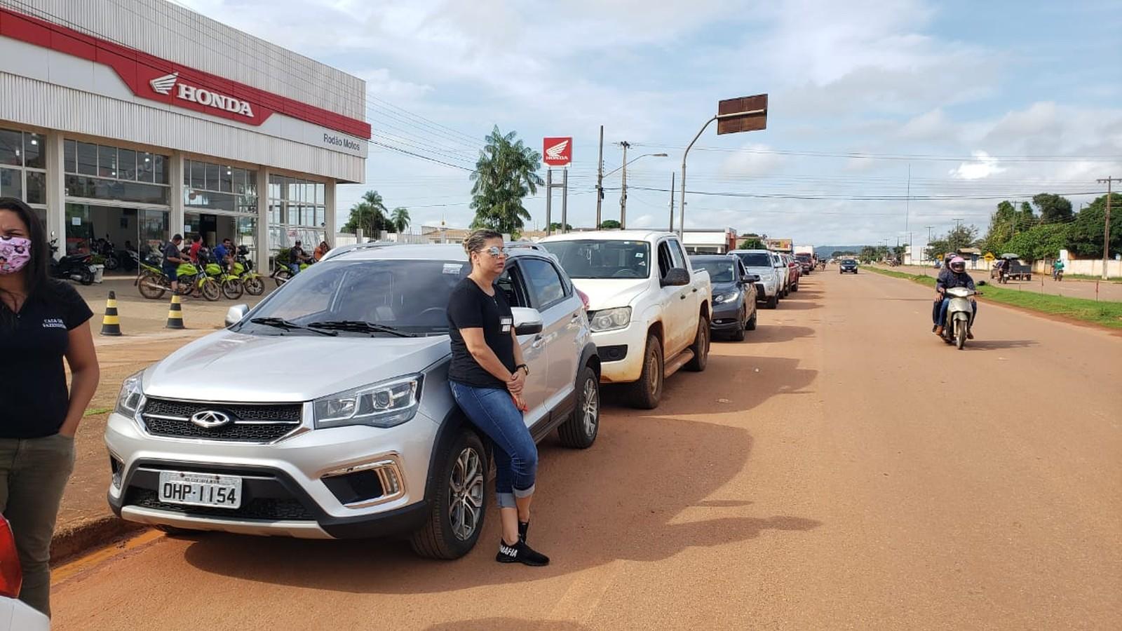 Motoristas fazem carreata para pedir abertura do comércio em Rondônia Motoristas fazem carreata para pedir abertura do comércio em Rondônia
