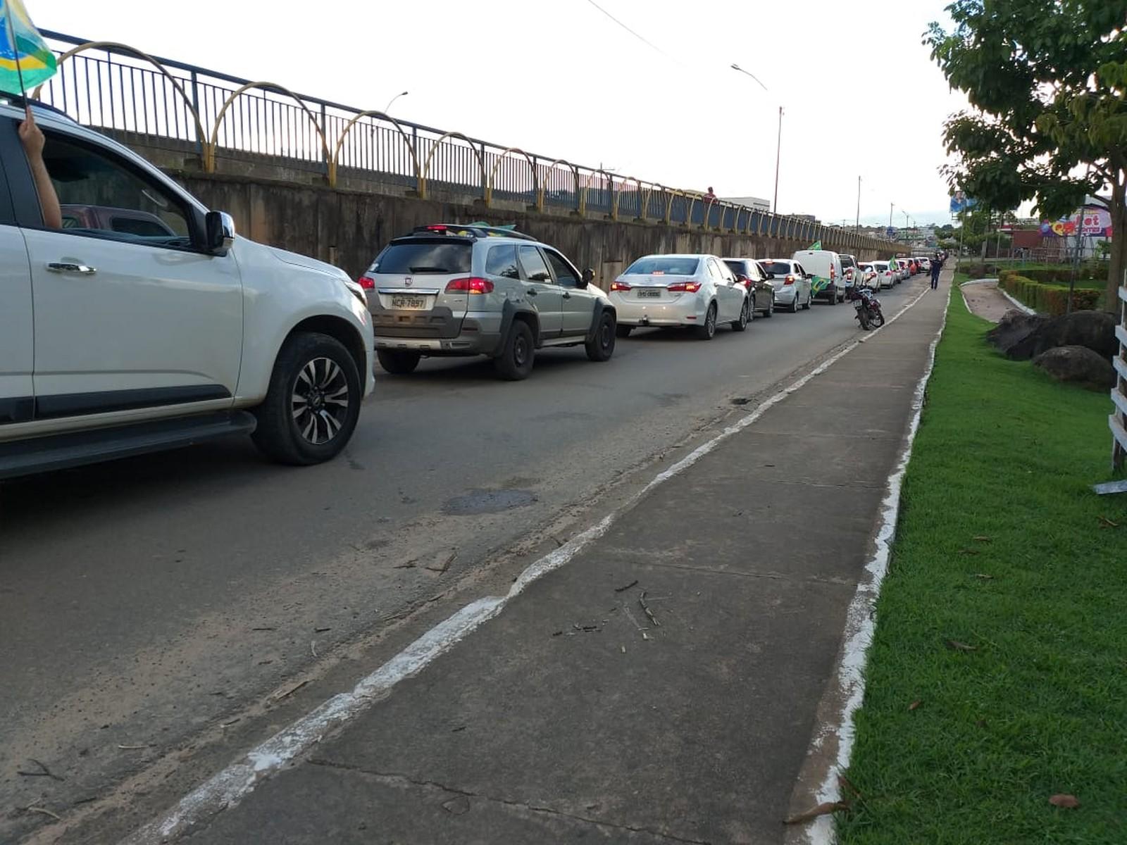 Motoristas fazem carreata para pedir abertura do comércio em Rondônia Motoristas fazem carreata para pedir abertura do comércio em Rondônia