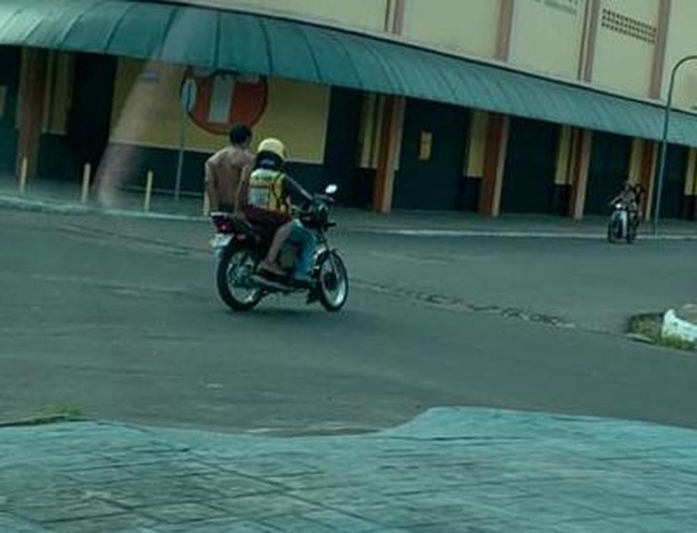 Internado com Covid-19, morador de rua foge de hospital e pega mototáxi no interior do Amazonas Internado com Covid-19, morador de rua foge de hospital e pega mototáxi no interior do Amazonas
