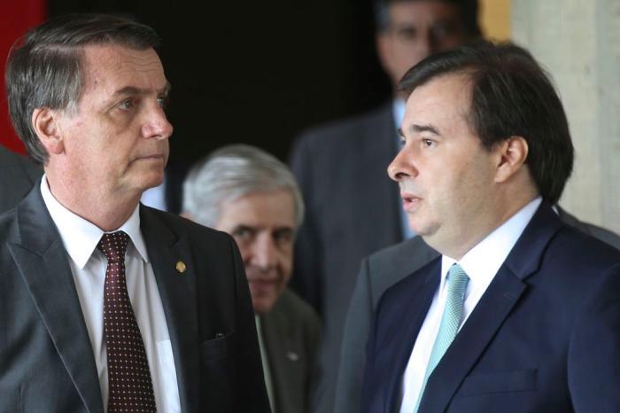 Visando apoio na Câmara, Bolsonaro estuda colocar pastor da Igreja Universal ou réu por corrupção no lugar de Maia Visando apoio na Câmara, Bolsonaro estuda colocar pastor da Igreja Universal ou réu por corrupção no lugar de Maia