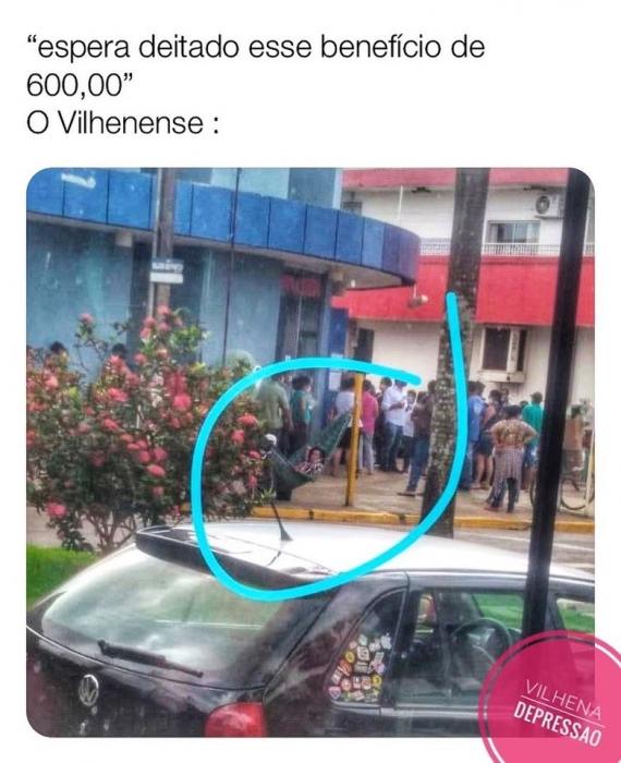 Imagens de pessoas deitadas em rede na fila de banco viraliza na internet