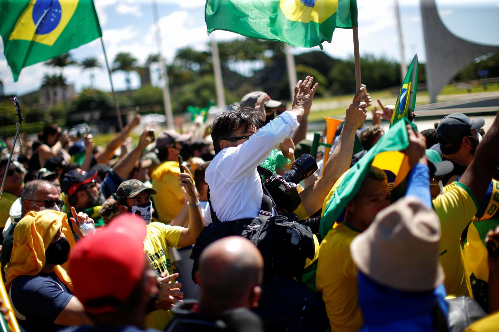 Bolsonaro nega agressões a enfermeiros e repórteres durante protestos e manda jornalistas calarem a boca