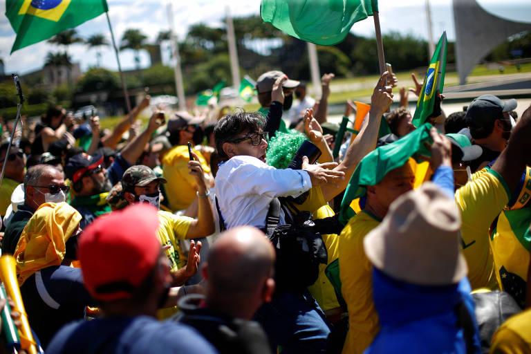 Bolsonaro nega agressões a enfermeiros e repórteres durante protestos e manda jornalistas calarem a boca