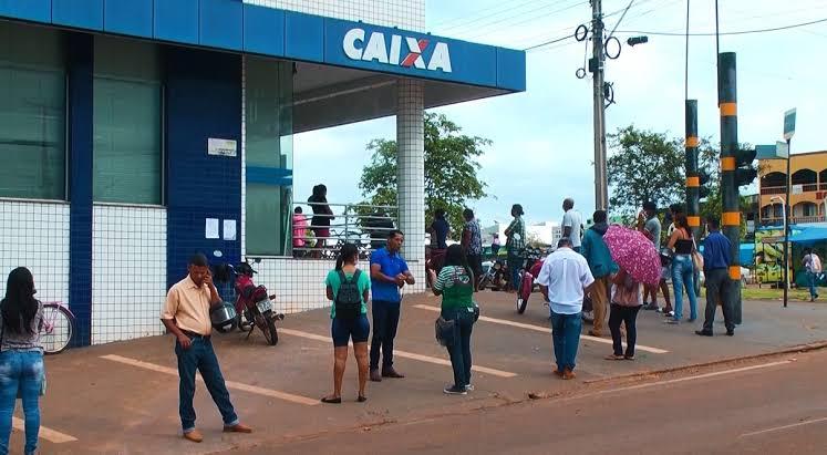 Prefeitura de Rolim de Moura instala tenda ao lado da Caixa Prefeitura de Rolim de Moura instala tenda ao lado da Caixa
