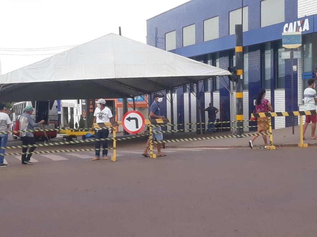 Prefeitura de Rolim de Moura instala tenda ao lado da Caixa Prefeitura de Rolim de Moura instala tenda ao lado da Caixa