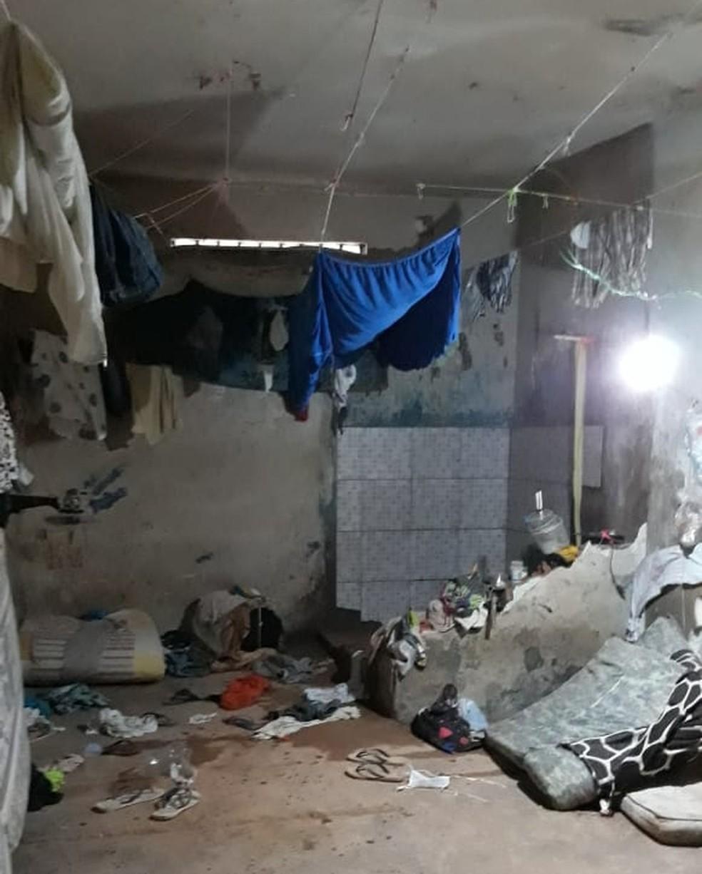 Detentos destroem celas e queimam colchões durante rebelião em presídio de Guajará-Mirim