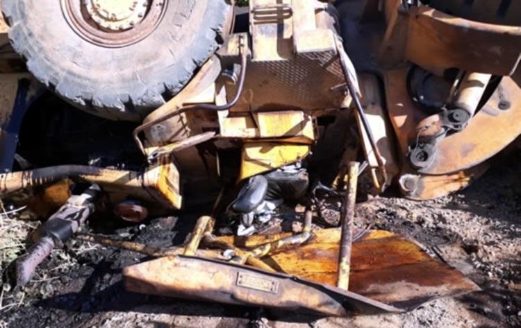 Operador fica preso nas ferragens após pá carregadeira tombar em Ouro Preto