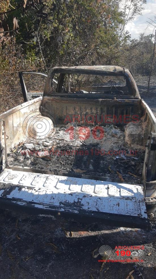 Corpo carbonizado é encontrado em carroceria de caminhonete na zona rural de Alto Paraíso Corpo carbonizado é encontrado em carroceria de caminhonete na zona rural de Alto Paraíso