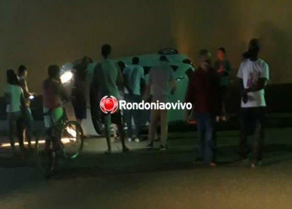 Carro capota com cinco pessoas após acidente em cruzamento em Porto Velho