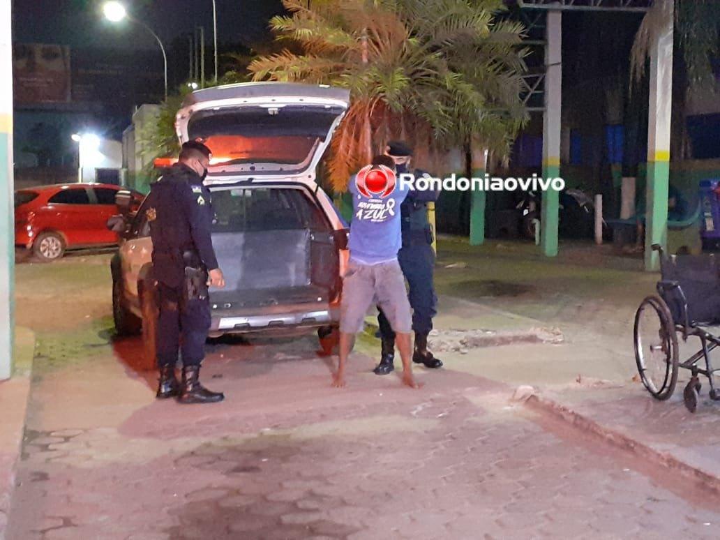 Após usar droga, dupla agride irmão e tenta atacar policiais com socos e pedradas Após usar droga, dupla agride irmão e tenta atacar policiais com socos e pedradas