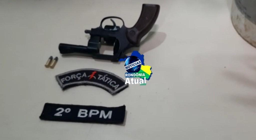 Indivíduo é preso com arma de fogo e cultivando pé de maconha no quintal de casa em Ji-Paraná Indivíduo é preso com arma de fogo e cultivando pé de maconha no quintal de casa em Ji-Paraná