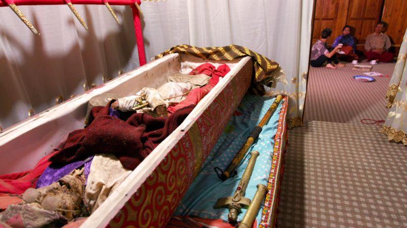 Culturas bizarras: O povo que guarda os parentes mortos em casa (Imagens Fortes) Culturas bizarras: O povo que guarda os parentes mortos em casa (Imagens Fortes)