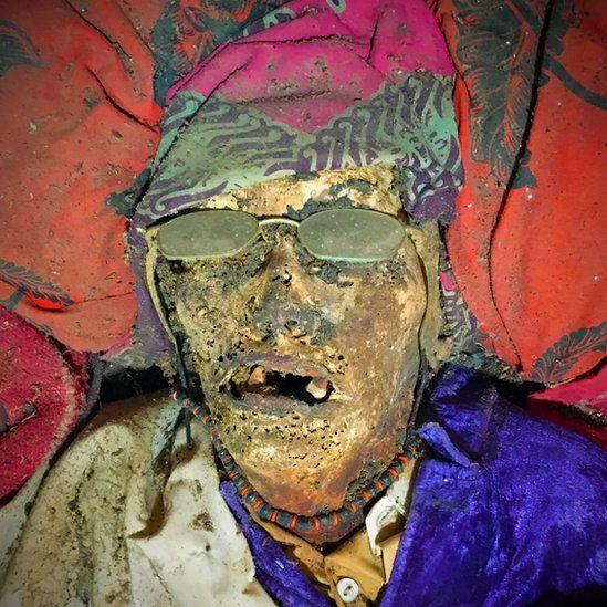 Culturas bizarras: O povo que guarda os parentes mortos em casa (Imagens Fortes) Culturas bizarras: O povo que guarda os parentes mortos em casa (Imagens Fortes)