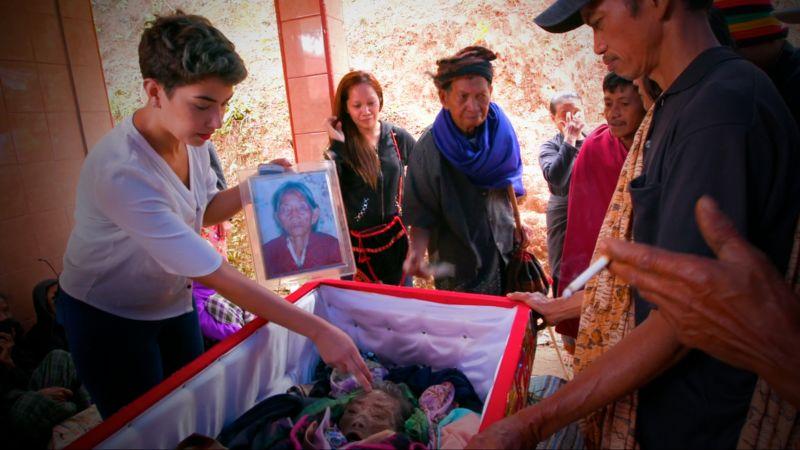 Culturas bizarras: O povo que guarda os parentes mortos em casa (Imagens Fortes) Culturas bizarras: O povo que guarda os parentes mortos em casa (Imagens Fortes)