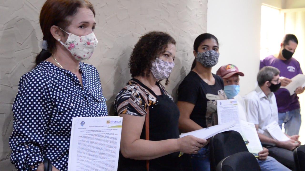Prefeitura de Rolim de Moura realiza mais uma entrega de “Título Já” Prefeitura de Rolim de Moura realiza mais uma entrega de “Título Já”