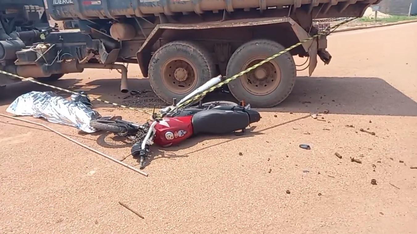 Motociclista morre esmagado após bater contra caçamba em Porto Velho; veja o vídeo