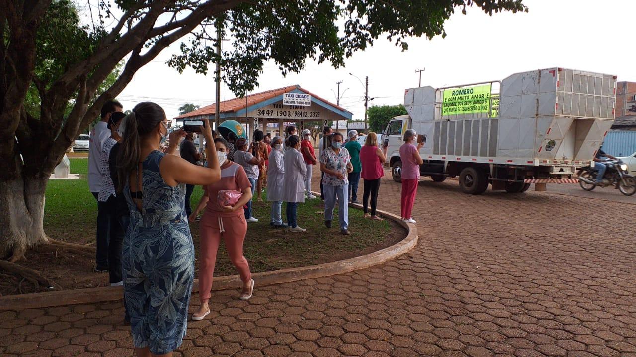 Servidores da saúde fazem homenagem ao médico dr. Romero em Rolim de Moura