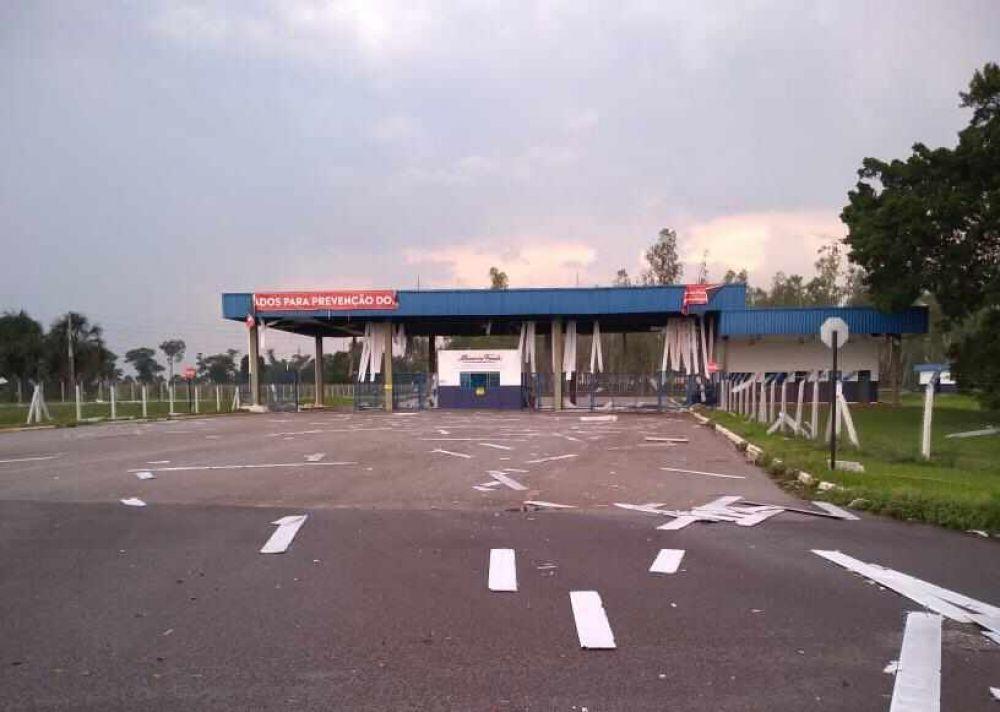Chuva e ventania derruba porta da Caixa Econômica em Rolim de Moura