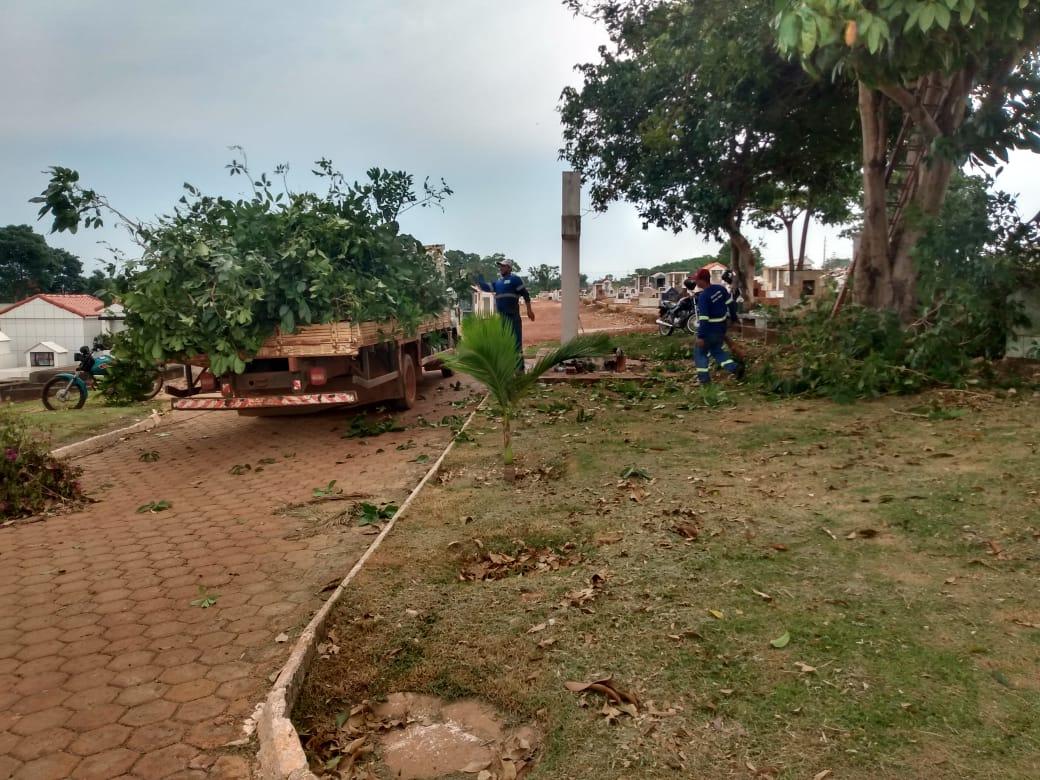 Rolim de Moura: Secretaria de obras realiza limpeza do cemitério para dia de finados Rolim de Moura: Secretaria de obras realiza limpeza do cemitério para dia de finados