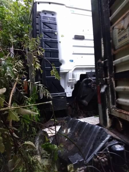 Colisão entre caminhão boiadeiro e caminhonete na BR-364 deixa motorista gravemente ferido; veja o vídeo Colisão entre caminhão boiadeiro e caminhonete na BR-364 deixa motorista gravemente ferido; veja o vídeo