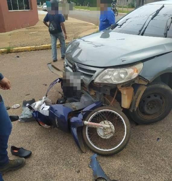 Choque entre moto e carro deixa mulher em estado grave em Vilhena Choque entre moto e carro deixa mulher em estado grave em Vilhena