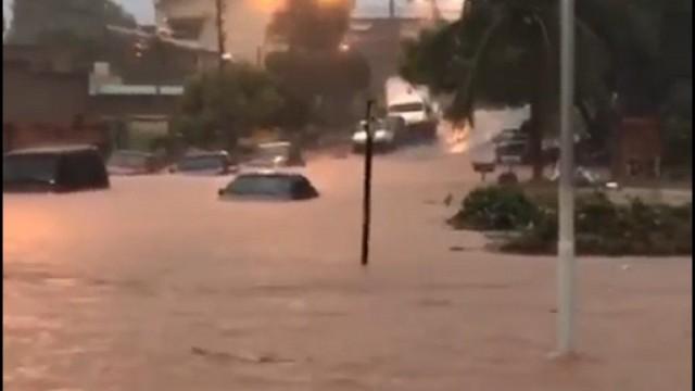 Forte chuva provoca alagamento e deixa famílias desalojadas em Cacoal; veja os vídeos Forte chuva provoca alagamento e deixa famílias desalojadas em Cacoal; veja os vídeos