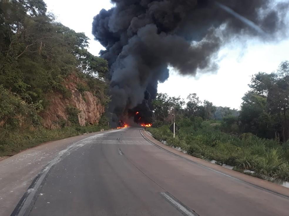 Motorista morre carbonizado após caminhão carregado de combustível explodir na BR-364 em MT; veja vídeos