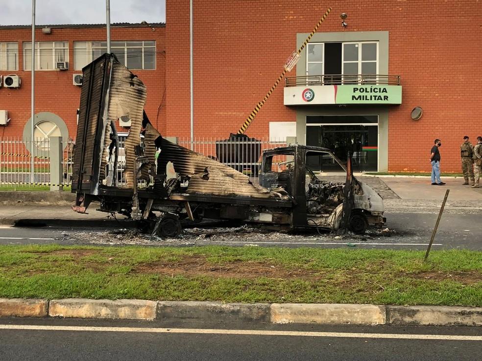 Madrugada de terror: Bandidos fortemente armados fazem assalto a banco em SC; veja fotos e vídeos Madrugada de terror: Bandidos fortemente armados fazem assalto a banco em SC; veja fotos e vídeos