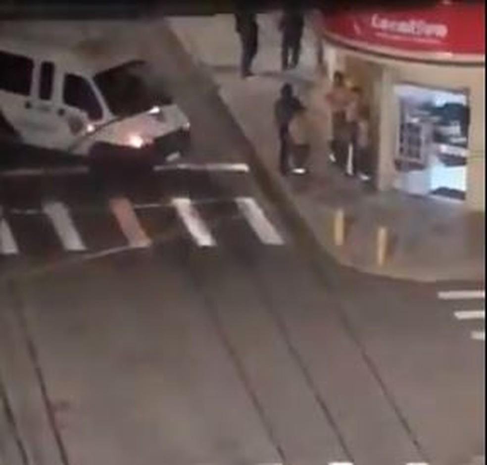 Madrugada de terror: Bandidos fortemente armados fazem assalto a banco em SC; veja fotos e vídeos Madrugada de terror: Bandidos fortemente armados fazem assalto a banco em SC; veja fotos e vídeos