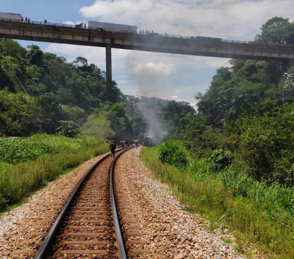 Ônibus cai de viaduto na BR-381 em Minas Gerais; Polícia confirma 10 mortes Ônibus cai de viaduto na BR-381 em Minas Gerais; Polícia confirma 10 mortes