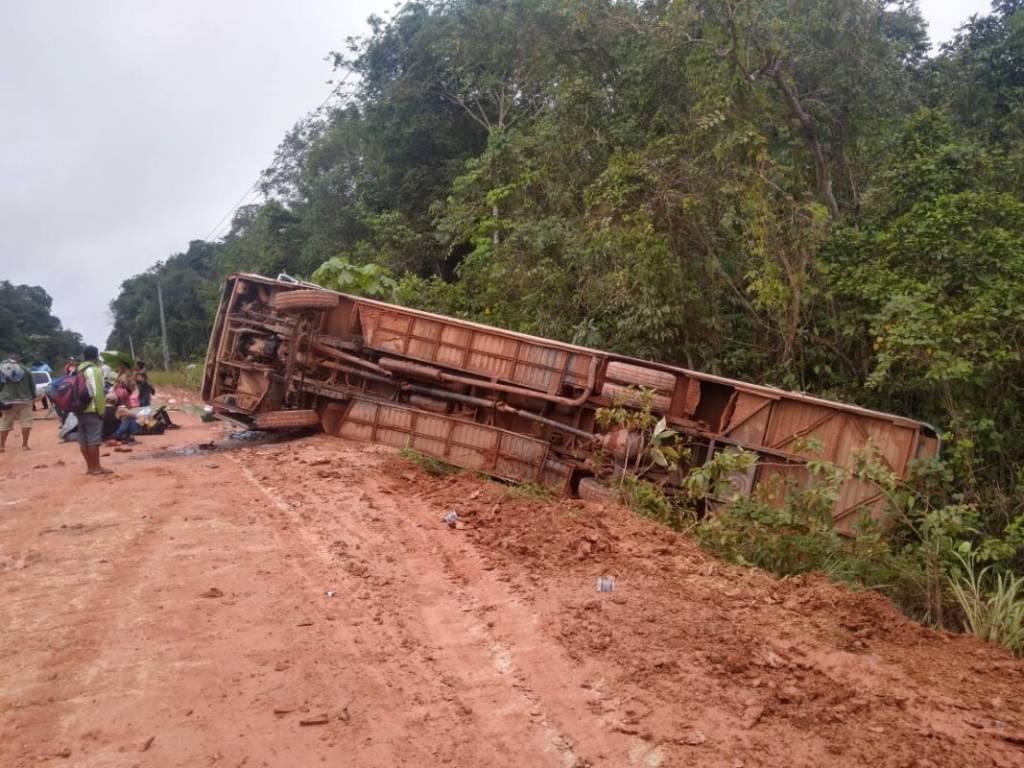 Ônibus lotado de passageiros tomba na BR-319 quando vinha para Porto Velho