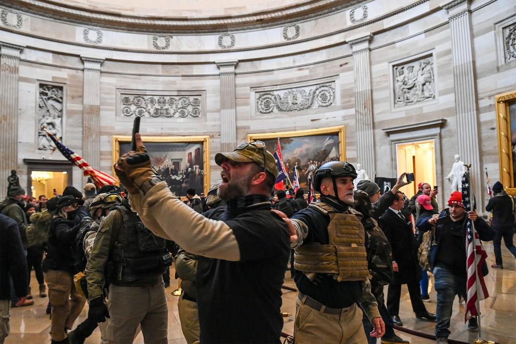 Apoiadores de Trump invadem Congresso nos EUA Apoiadores de Trump invadem Congresso nos EUA