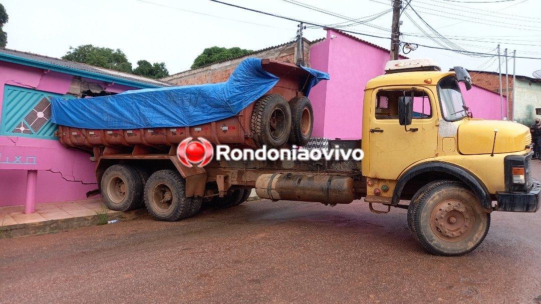 Caçamba desgovernada desce ladeira e invade casa em Porto Velho Caçamba desgovernada desce ladeira e invade casa em Porto Velho
