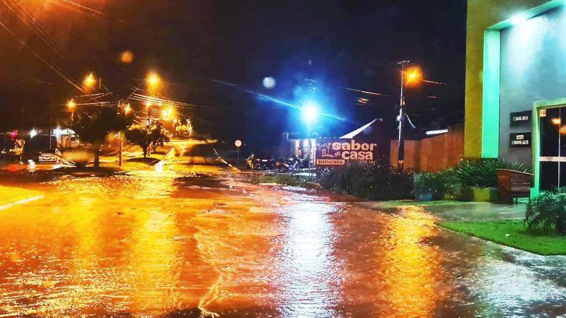 Forte chuva deixa ruas alagadas em Rolim de Moura Forte chuva deixa ruas alagadas em Rolim de Moura