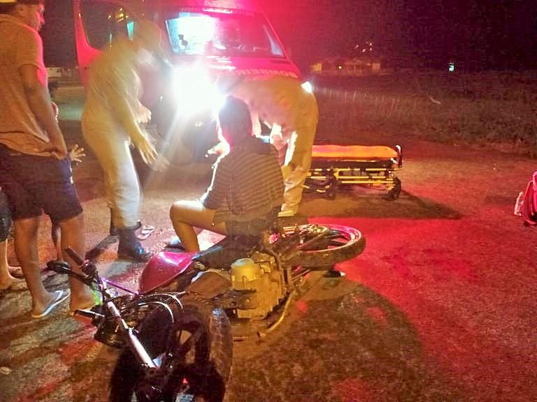 Mulher tem perna dilacerada em acidente entre moto e carro em Rolim de Moura; Motorista fugiu sem prestar socorro