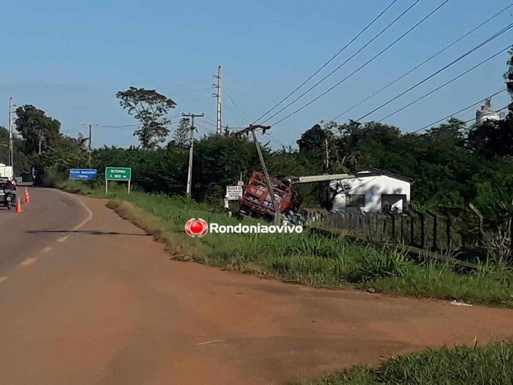 Porto Velho: Caminhão carregado com botijas de gás tomba na BR-364 e derruba postes de energia