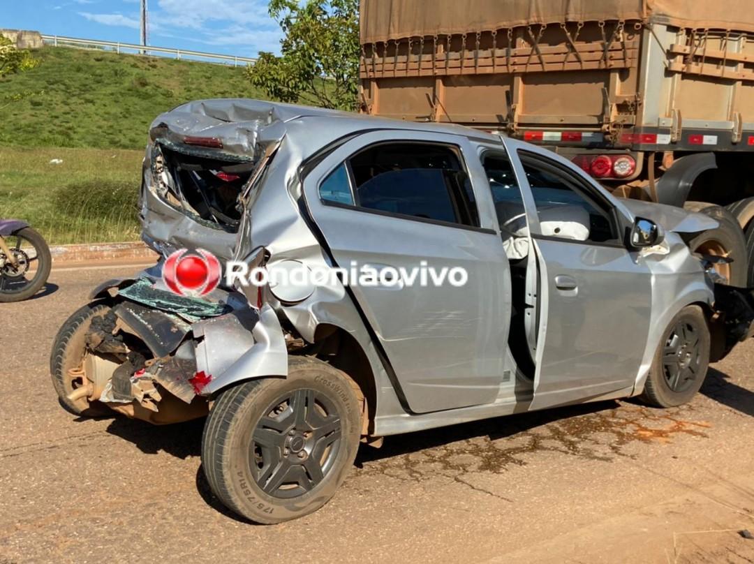 Veículo de aplicativo fica destruído após ser prensado por carreta e caminhão baú na BR-364 Veículo de aplicativo fica destruído após ser prensado por carreta e caminhão baú na BR-364